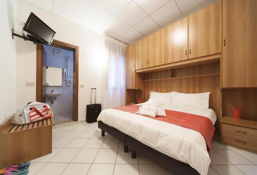 חדר סטנדרט לשלושה, Del Mar