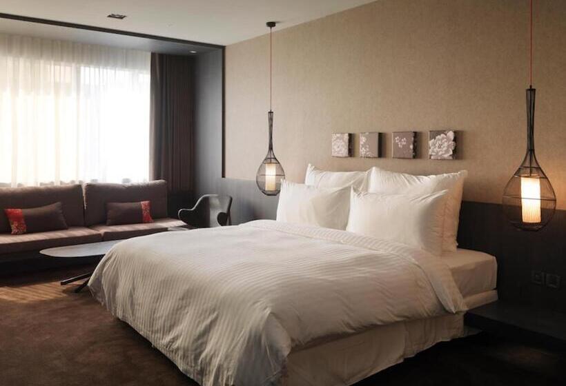 اتاق اجرایی, Dua