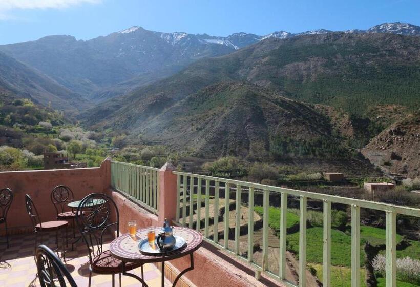 Номер Стандарт Трехместный, Tamatert Guest House