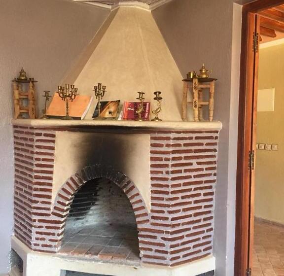 Кровать в Общей Комнате, Tamatert Guest House