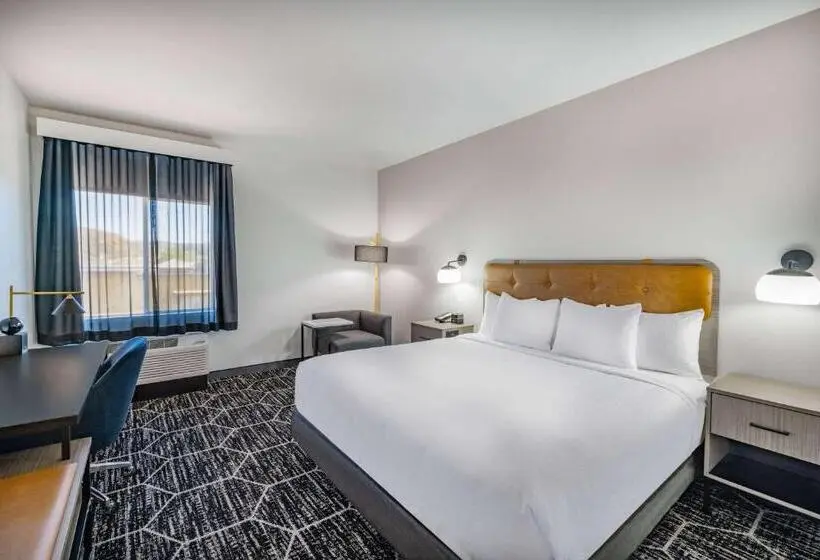 キングサイズベッドのスタンダードルーム, La Quinta Inn & Suites By Wyndham Yucaipa