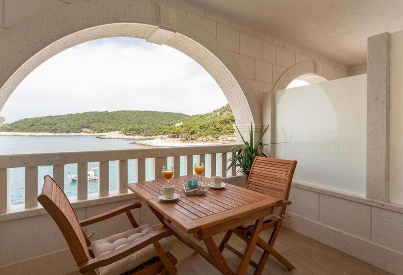 חדר דלוקס עם מרפסת נוף לים, Villa Stonehouse