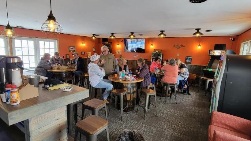 חדר דחוקס עם מיטת קינג, Snow Chasers Lodge