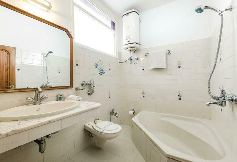 キングサイズベッドのスタンダードルーム, Kullu Valley