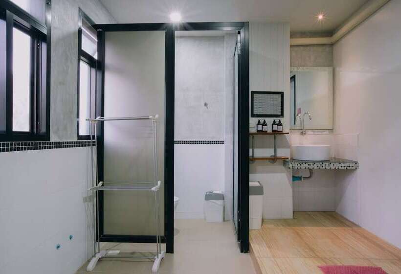 سرير فى غرفة مشتركه, Good Dream