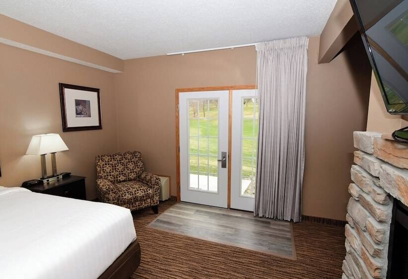Люкс Кровать Кинг, Cobblestone Inn & Suites   Denison | Majestic Hills