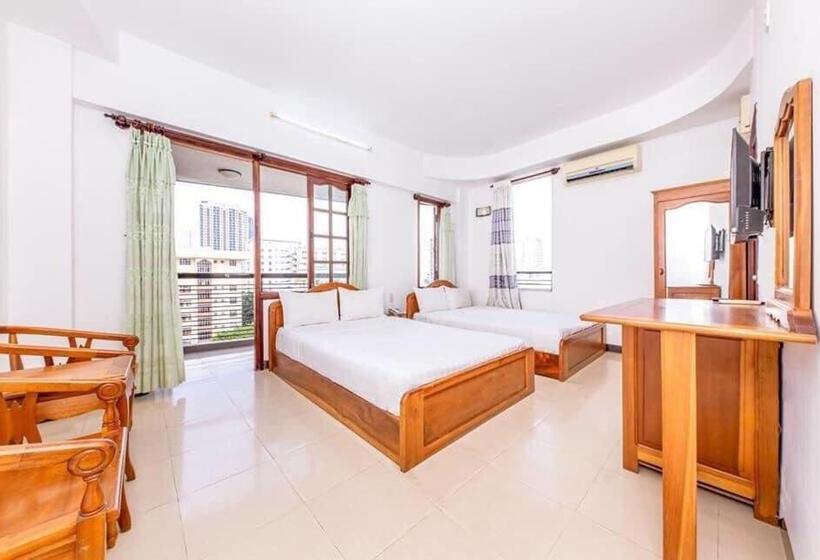 اتاق خانوادگی, Minh Cat