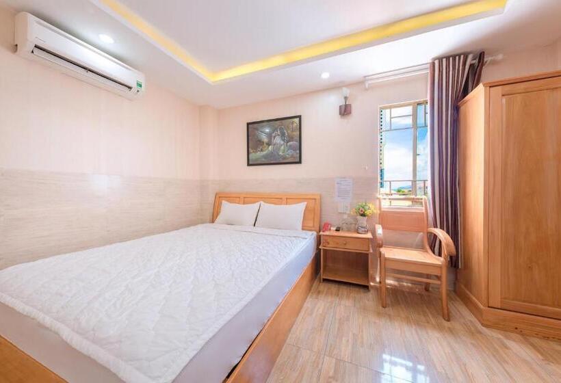 اتاق خانوادگی, Minh Cat