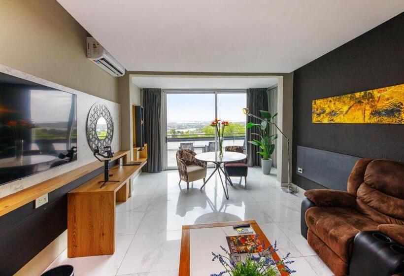 سوئیت با وان آب گرم, Pinares Panorama Suites & Spa