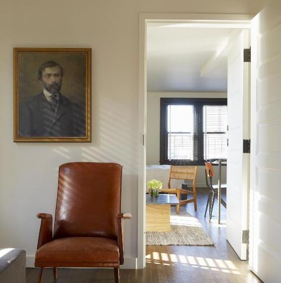 جناح سرير كينج, The Dean Hotel, An Ash