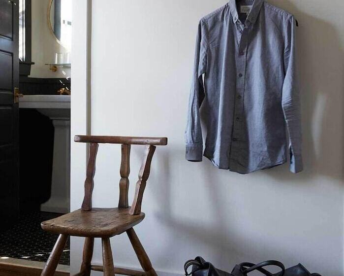 جناح سرير كينج, The Dean Hotel, An Ash