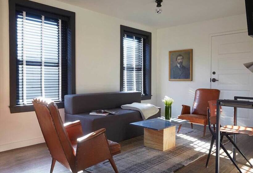 جناح سرير كينج, The Dean Hotel, An Ash