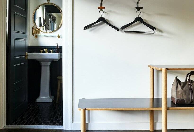 جناح سرير كينج, The Dean Hotel, An Ash