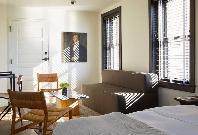 جناح سرير كينج, The Dean Hotel, An Ash