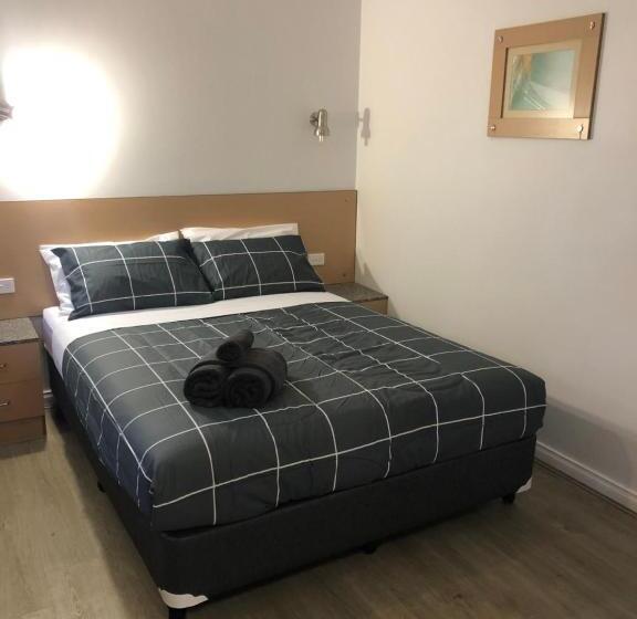 استودیوی لوکس, Latitude20 Cattrall Park Motel