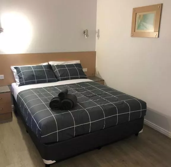 デラックススタジオ, Latitude20 Cattrall Park Motel