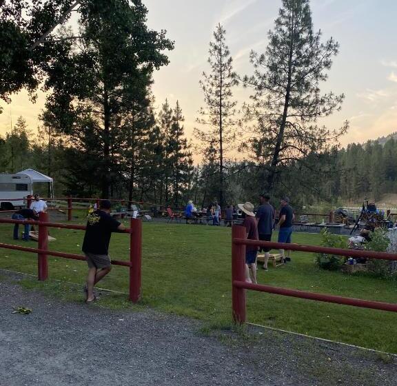 إستوديو قياسى, Columbia Point Resort