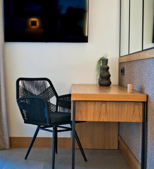 Полулюкс Боковой Вид на Море, Capital Luxury Suites