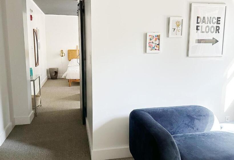 מיטת קינג בסוויטה, The Darby