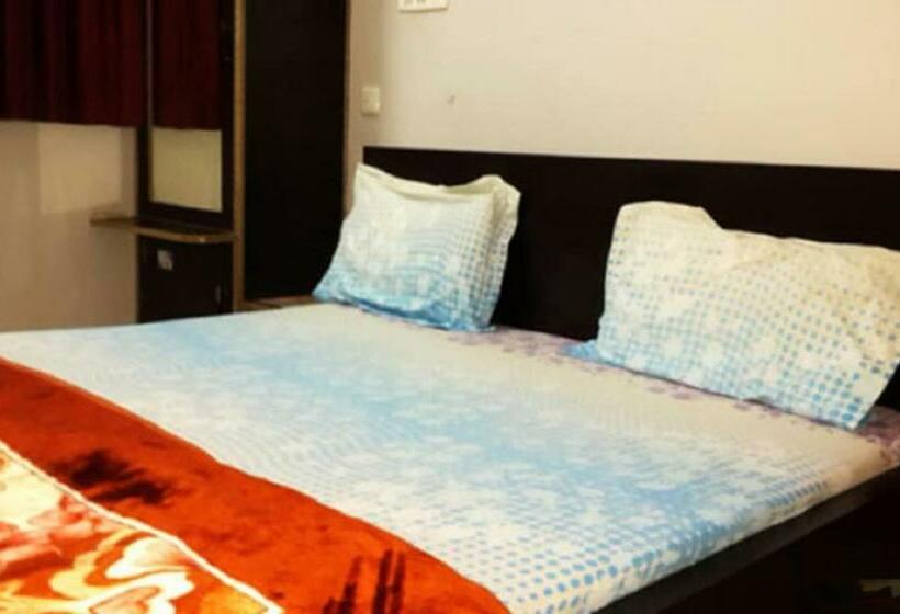 Номер Deluxe, Grg Kunj Residency Mathura Near Railway Juction 950m