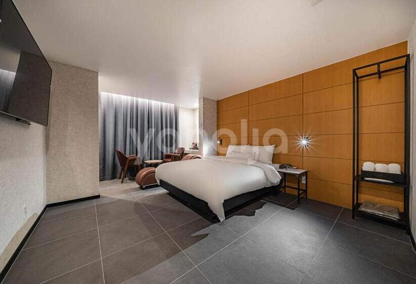 Номер Deluxe, Mari