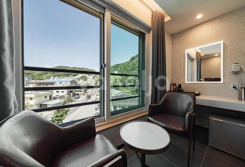 Номер Deluxe, Mari