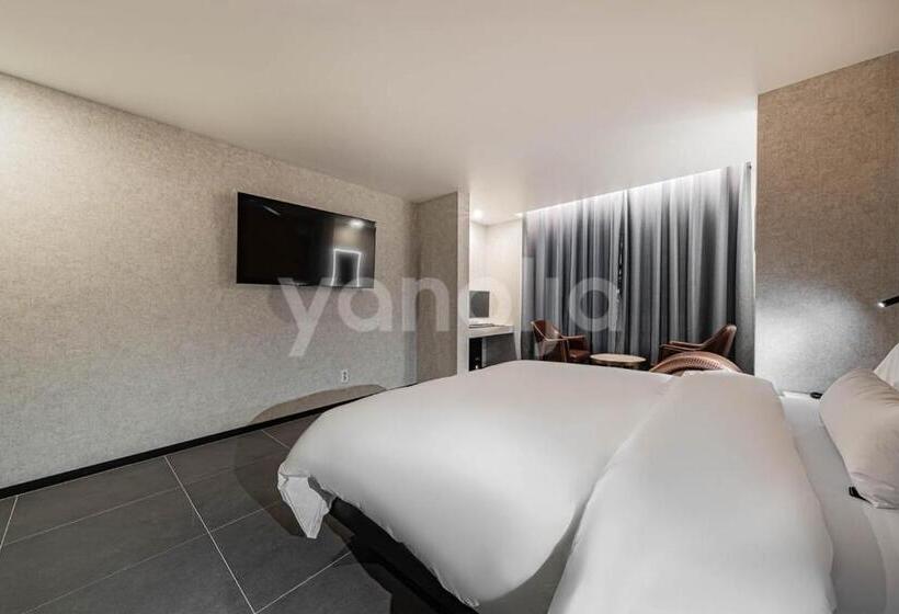 Номер Deluxe, Mari