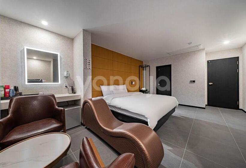 Номер Deluxe, Mari