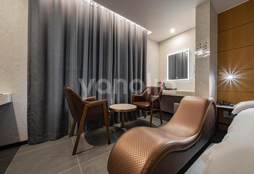 Номер Deluxe, Mari