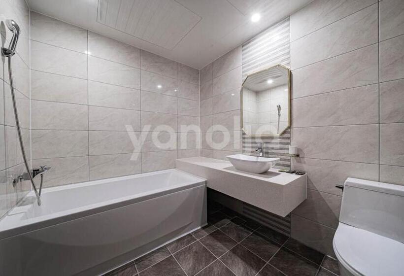 Номер Deluxe, Mari