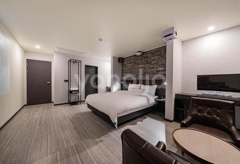 Номер Deluxe, Mari