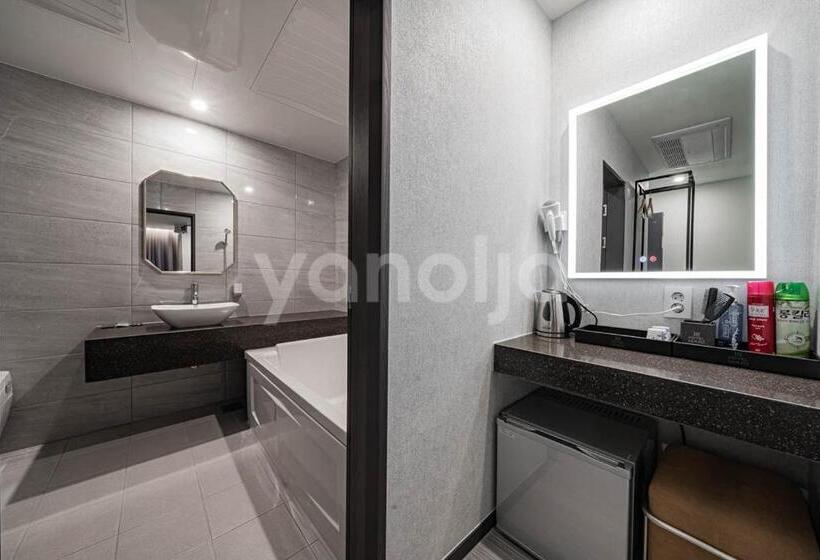 Номер Deluxe, Mari