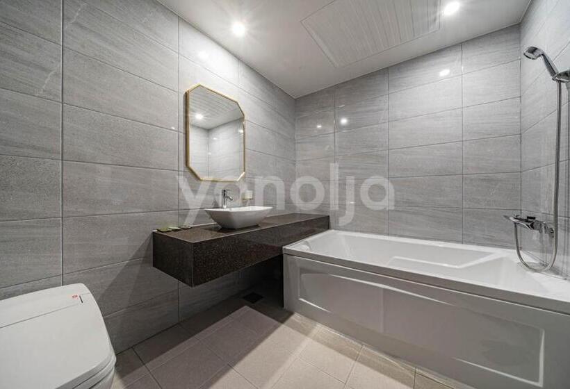 Номер Deluxe, Mari