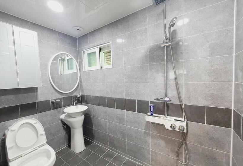 Habitació Quàdruple Estàndard, Gapyeong Chorok Jeongwon Gyegok Dokchae Pension