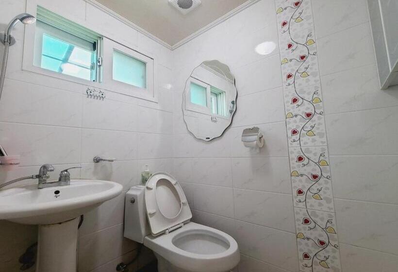 Habitació Quàdruple Estàndard, Gapyeong Chorok Jeongwon Gyegok Dokchae Pension