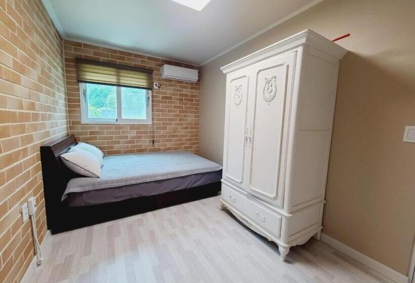 Habitació Quàdruple Estàndard, Gapyeong Chorok Jeongwon Gyegok Dokchae Pension
