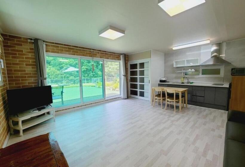 Habitació Quàdruple Estàndard, Gapyeong Chorok Jeongwon Gyegok Dokchae Pension