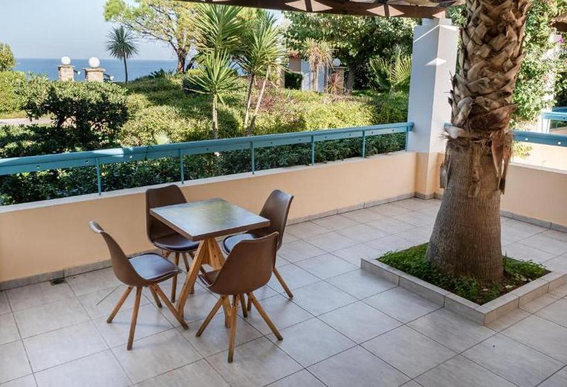 اتاق استاندارد چهار تخته با چشم‌انداز دریا, Aithrio