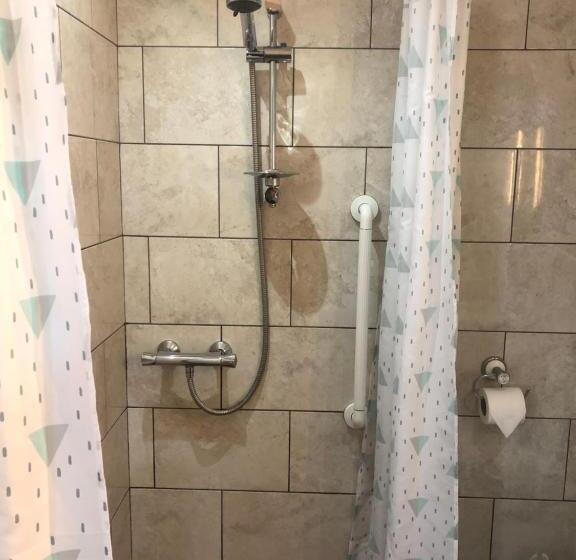 장애인을 위한 스탠다드 룸, Queen Phillippa