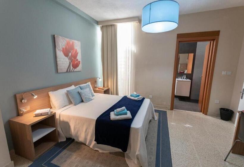 اتاق استاندارد سه نفره, Estrella Lodging