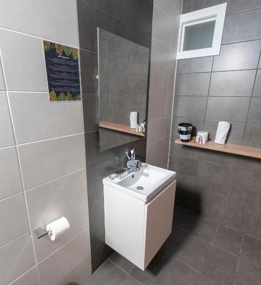 اتاق استاندارد سه نفره, Estrella Lodging