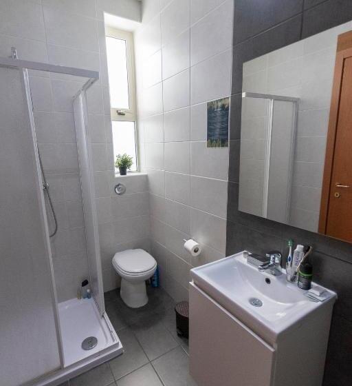 اتاق استاندارد سه نفره, Estrella Lodging