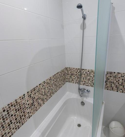 اتاق استاندارد سه تخته با بالکن, Estrella Lodging