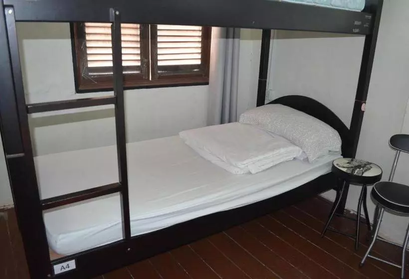 ルームシェアのワンベッド, Dou Houz Hostel