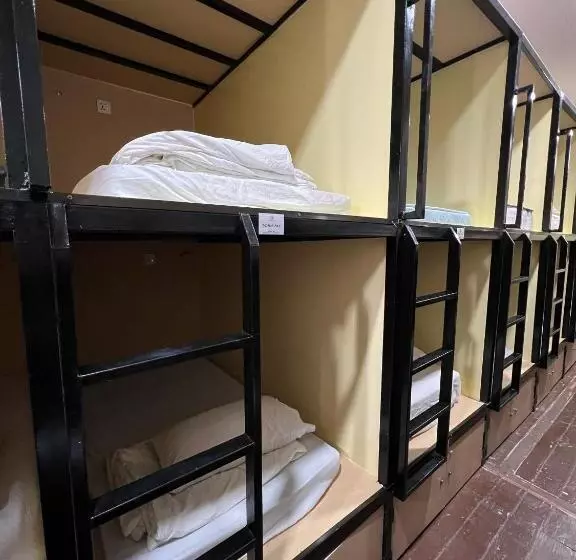 ルームシェアのワンベッド, Dou Houz Hostel
