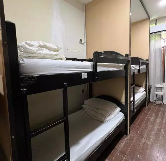 ルームシェアのワンベッド, Dou Houz Hostel