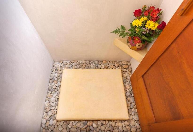 四人高级间, El Pueblito