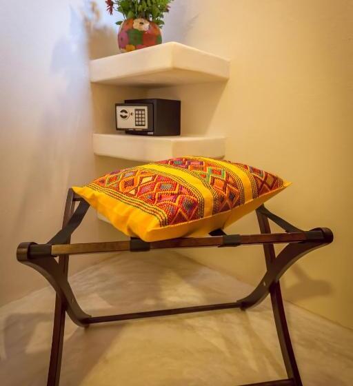 四人高级间, El Pueblito