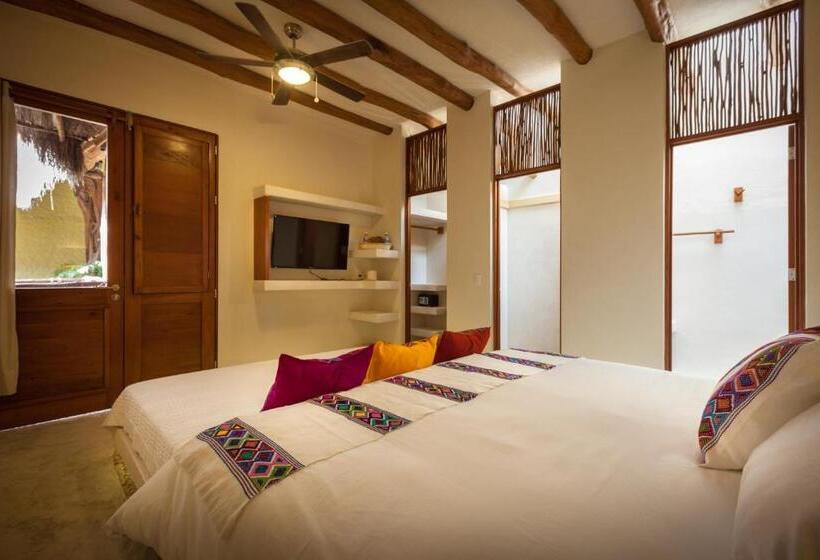 四人高级间, El Pueblito