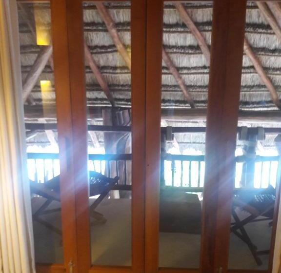 豪华三人间, El Pueblito